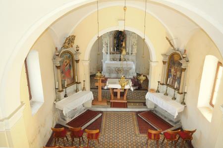 Notranjost s tremi oltarji